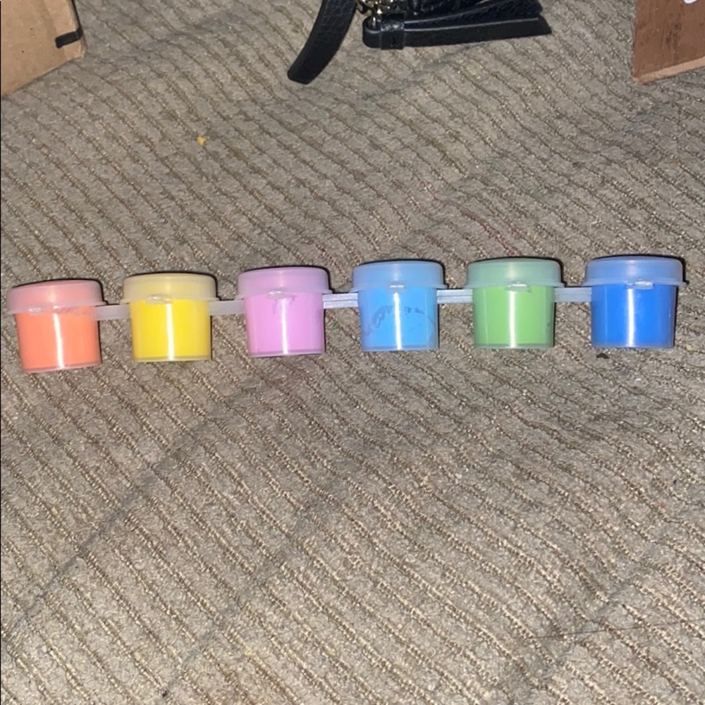 Unused paint set - Picture 2 of 2